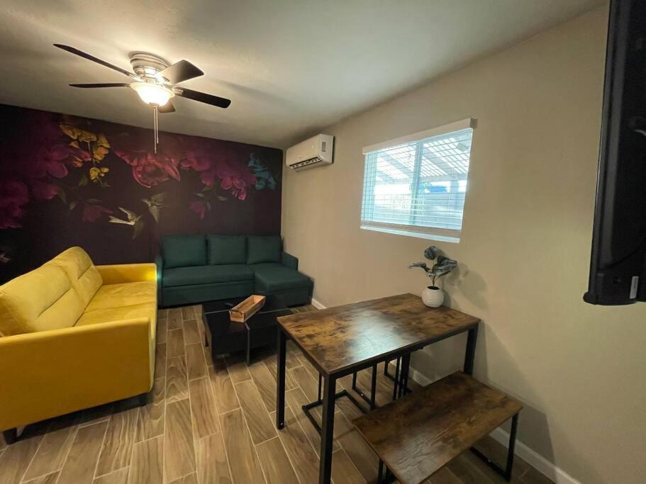 New Stylish Midtown With One Bedroom Финикс Екстериор снимка